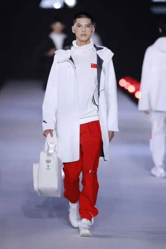 北京2022年冬奧會特許商品國旗款運動服裝發布會